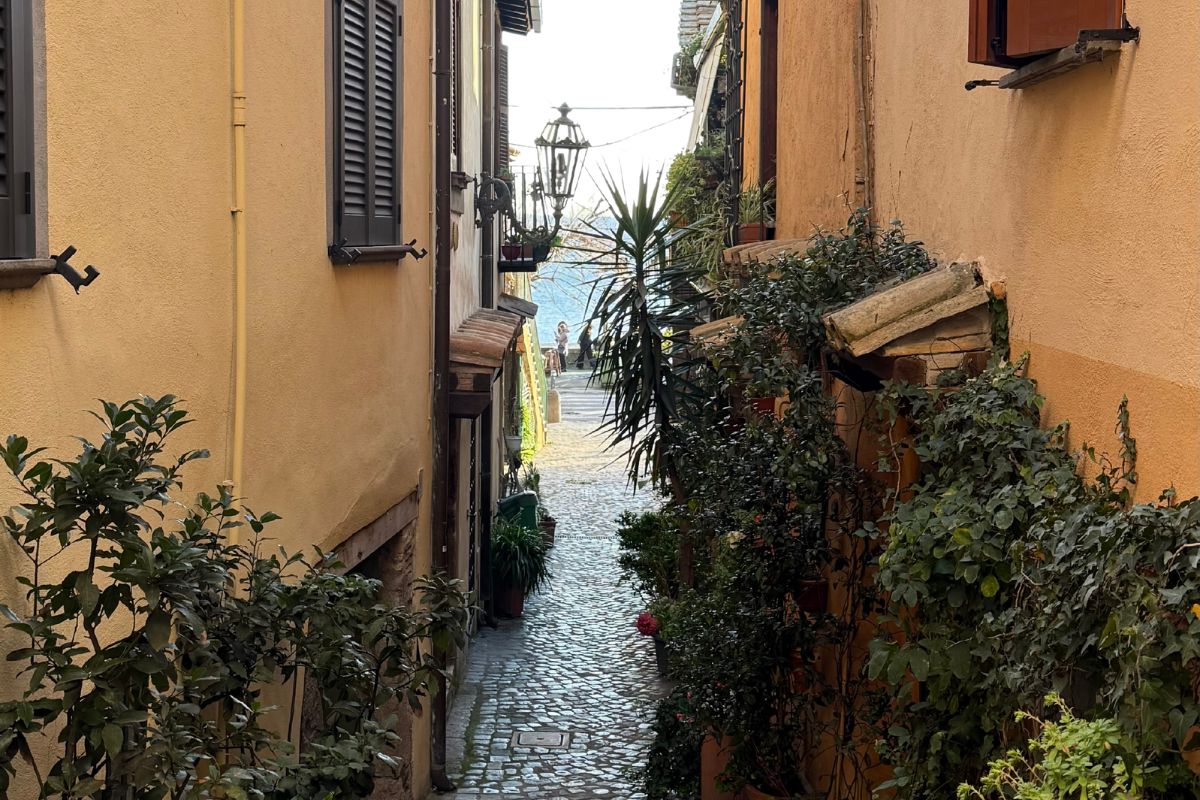 Vicoli medievali di Trevignano Romano con case colorate e fiori
