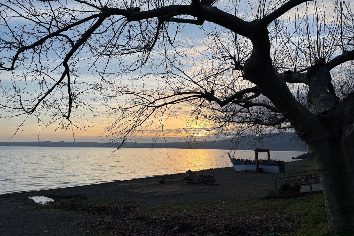 Vista panoramica del Lago di Bracciano da Trevignano Romano con barche e natura